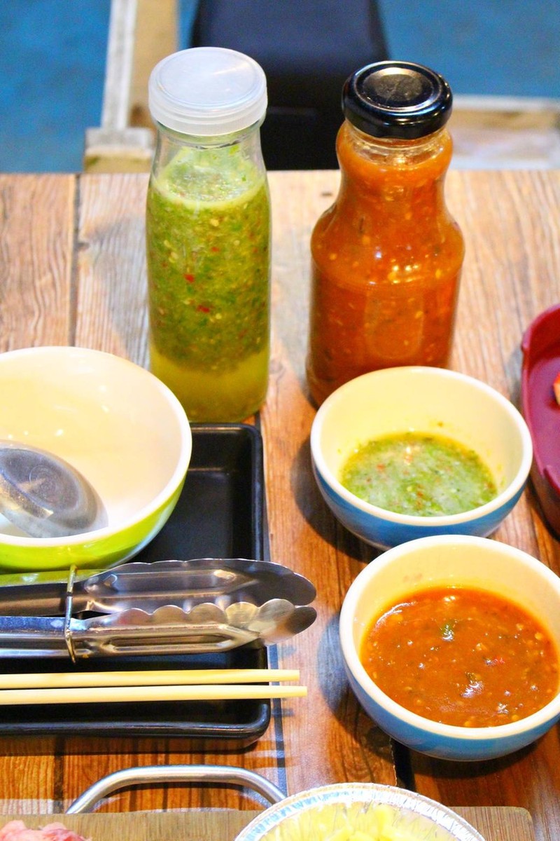 น้ำจิ้มและอุปกรณ์เตรียมให้พร้อม