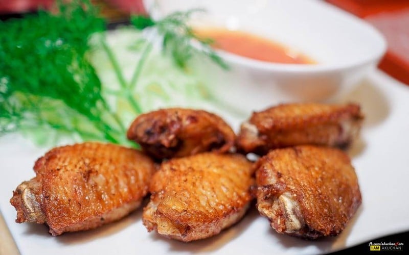 ปีกไก่ทอดร้านนี้รสชาติดีมากๆ น้ำจิ้มก็อร่อยมากครับ