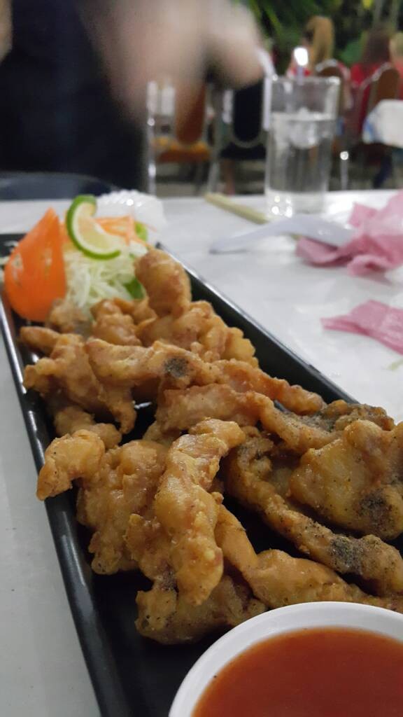 หมูทอดกระเทียม แปลกดี รสชาติคล้ายเอ็นข้อไก่แต่เนื้อหมูข้างในนิ่มๆ
