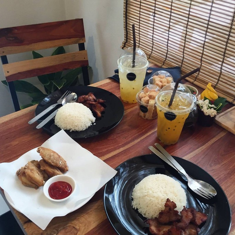 ข้าวหมูทอดกระเทียม ปีกไก่ทอดน้ำปลา น้ำเสาวรสโซดา