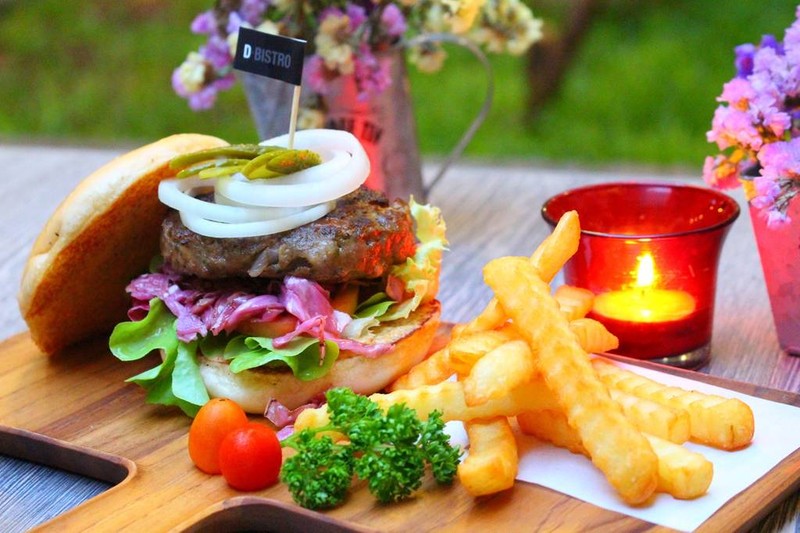 Beef Burger (220 บาท)