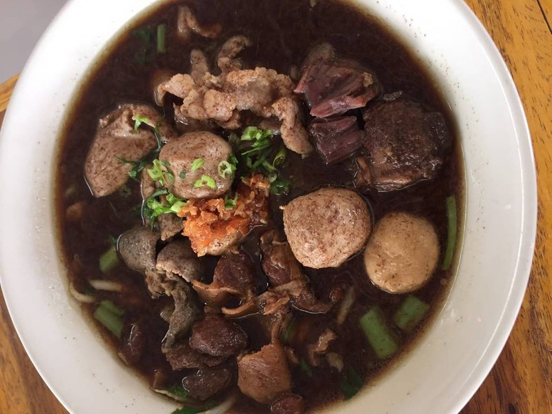 เกาเหลารวมมิตรหมูเนื้อจัมโบ้  ชามละ 50 บ.เองครับ ชามเดียวอิ่มคุ้มครับ