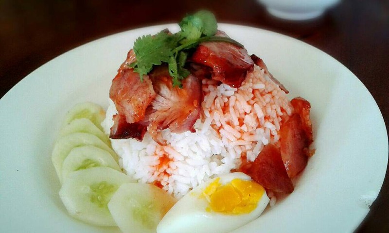 ข้าวหมูแดง มีไข่ต้ม และกุนเชียง