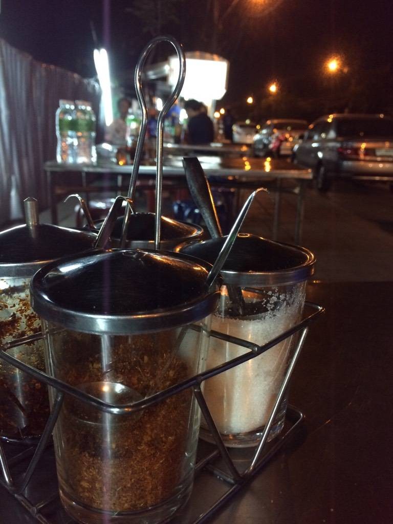 โต๊ะริมฟุตบาท