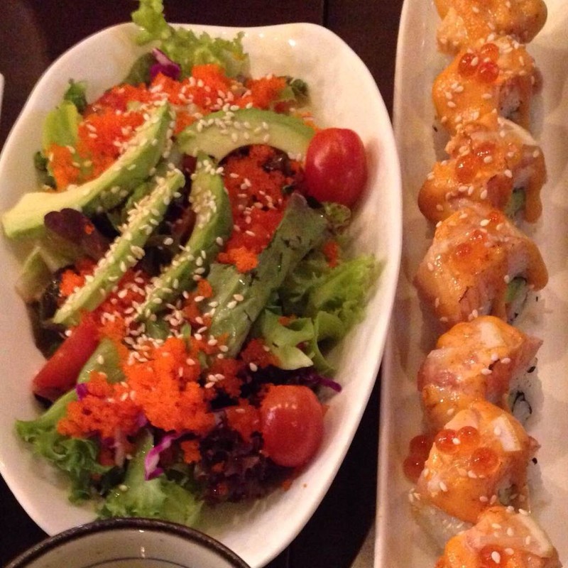 Avocado Salad กับ Smoked Salmon Sushi