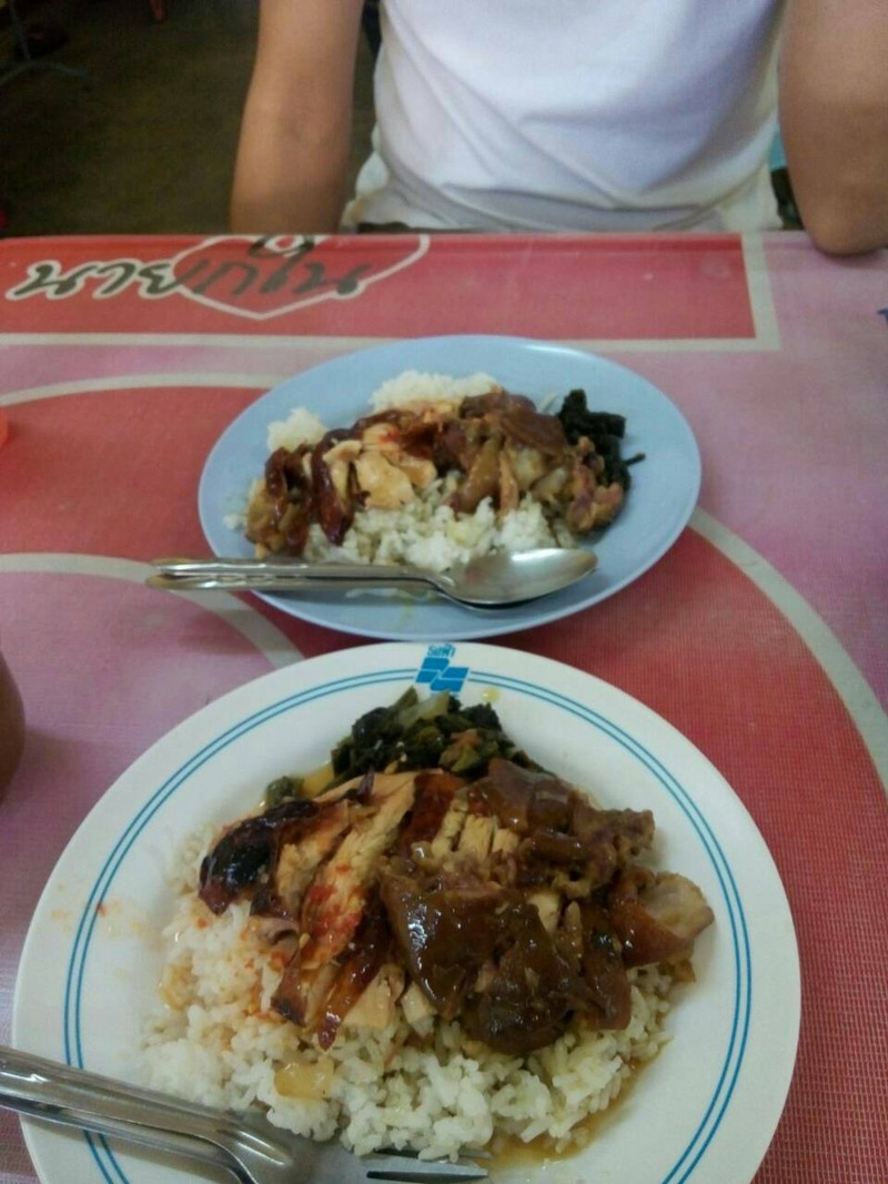 ข้าวรวมมิตร คือ ไก่อบและขาหมู รับรองผลความอร่อยและหอม ของหนังไก่อบ อันหอมหวลเตะจ