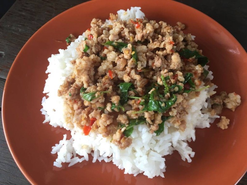 กะเพราหมูราดข้าว