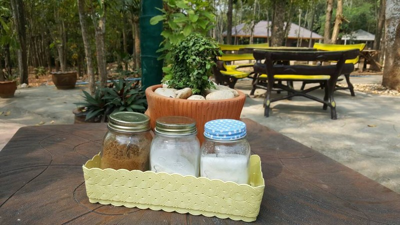 มีโต้ะนั่งบริการอยู่ใต้ร่มไม้