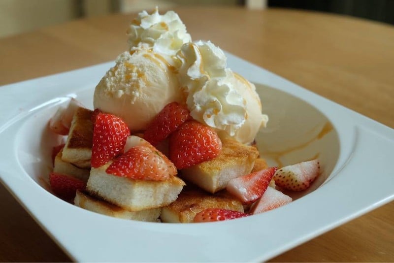 เมเปิ้ลสตอเบอร์รี่โทสต์ (120.-)