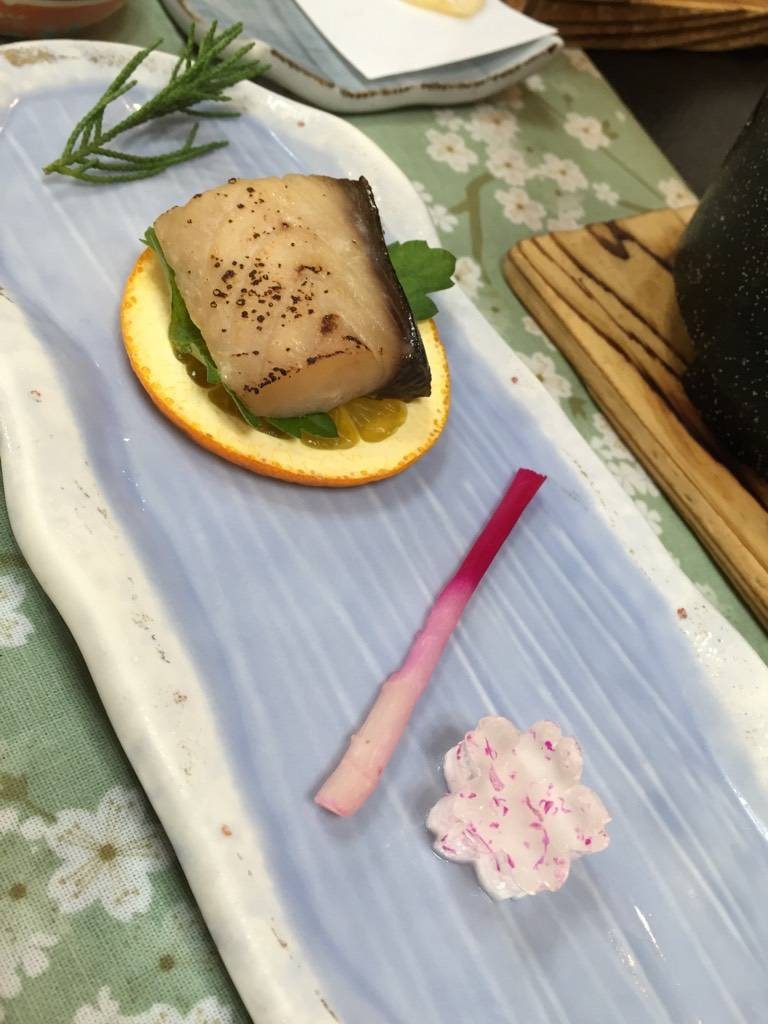 ปลาทานรวมกับวุ้นรูปดอกไม้เข้ากันดีนะ