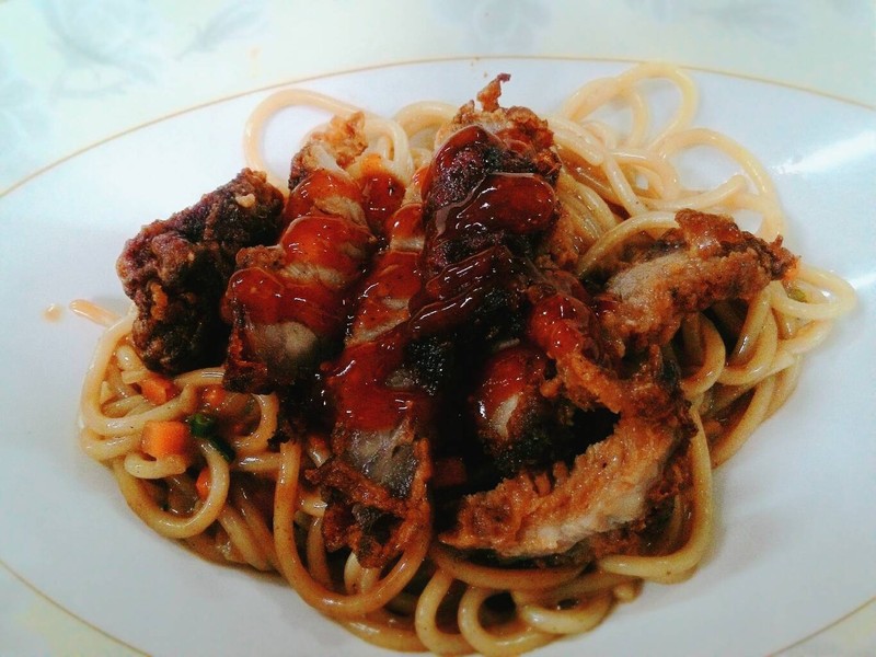 สปาเกตตี้ครีมซอสมันกุ้งหน้าหมูทอด 35 บาท