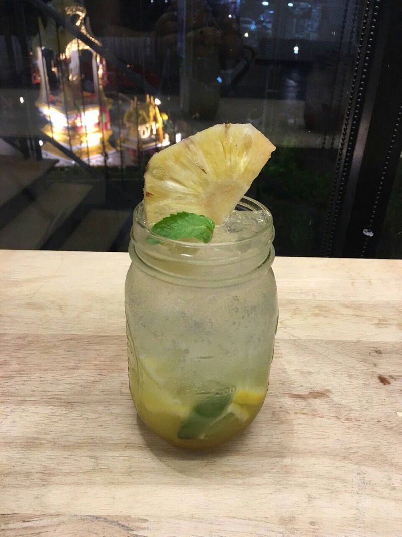 yellow submarine ตัวนี้จะเป็นโซดา ข้างล่างจะเป็นน้ำสัปปะรด กับ มะนาว กินแล้วสดชื