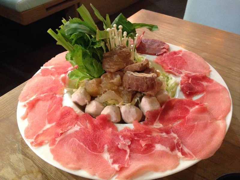 ชุดนี้มีทั้งหมู. หมูตุ๋น. เอ็น. ตับ ลูกชิ้นหมู และผัก