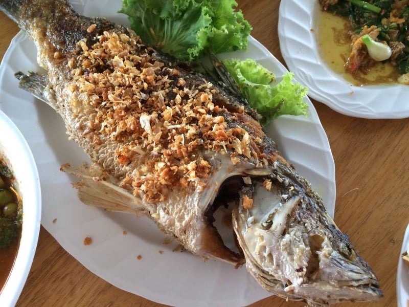 ปลากระพงทอดกระเทียม