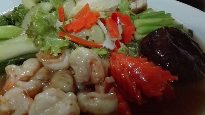 มีกุ้งและปลาทอดด้วย อร่อยลงตัว