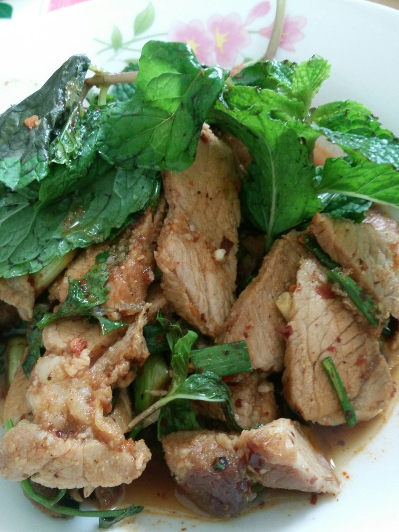 หมูน้ำตกชิ้นใหญ่ๆ