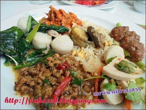 ชุดนี้มีข้าวผัดไข่ พะแนงไก่ น้ำพริก ยำหมูยอ ผัดผัก และผัดกะเพรา