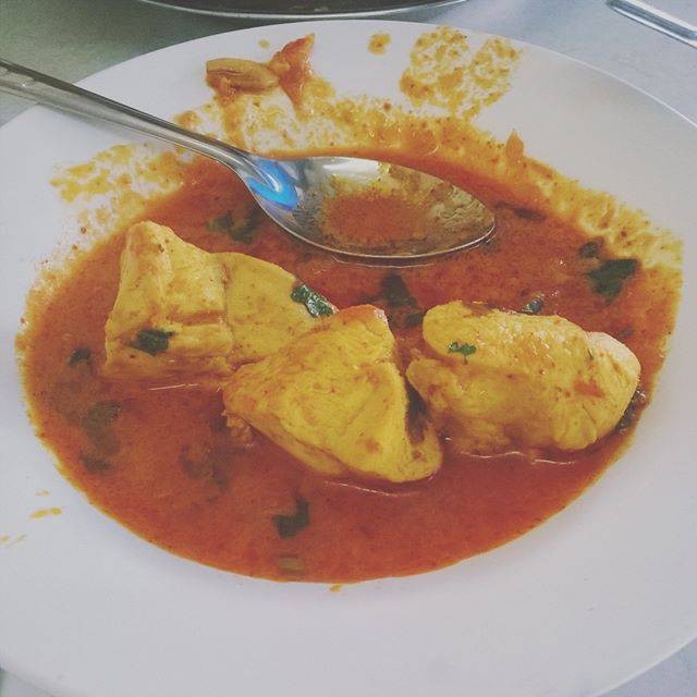 แกงไก่ไม่เข้นข้นมาก แต่รสใช้ได้