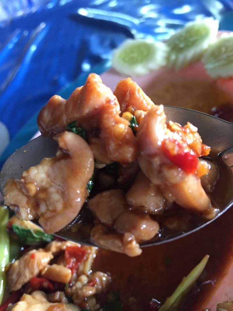กระเพราไก่เนื้อนิ่ม