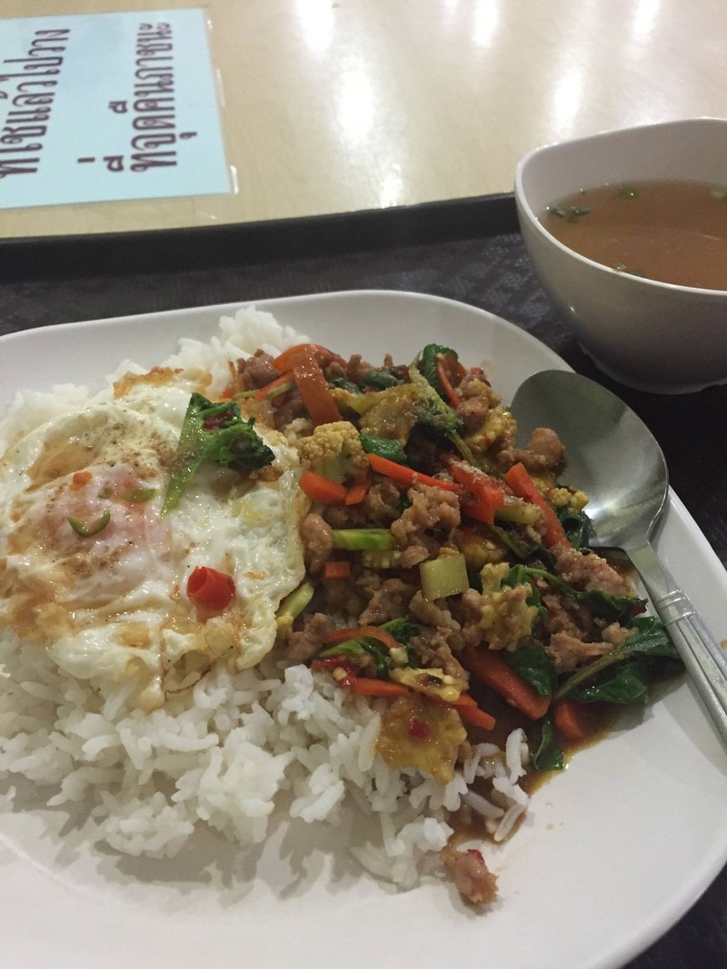 กะเพราไม่แท้ แต่อร่อย ราคาไม่แพงเลย อิ่มด้วย