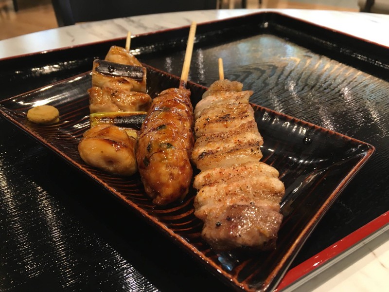 ชุดสามอย่าง มีไก่ย่าง ไก่บด และหมูสามชั้น