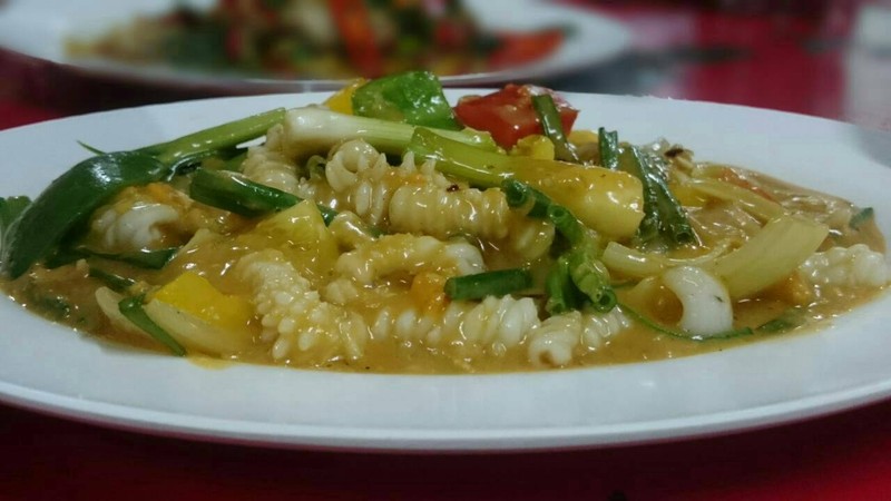 ปลาหมึกสดๆบั้งถี่ๆตามสไตล์ร้านเราคลุกเคล้ากับไข่เค็ม