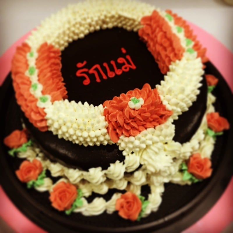 อิ่มบุญ อิ่มท้อง ด้วยเค้กพวงมาลัย ให้แม่