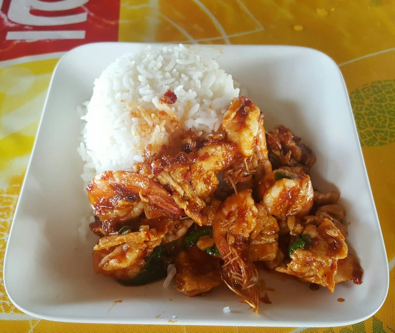 ยุคนี้ ราคา คุณภาพ ใส่กุ้งขนาดกลางๆ7ตัวและอกไก่ ชอบคะประหยัดเงินในกระเป๋าได้เยอะ