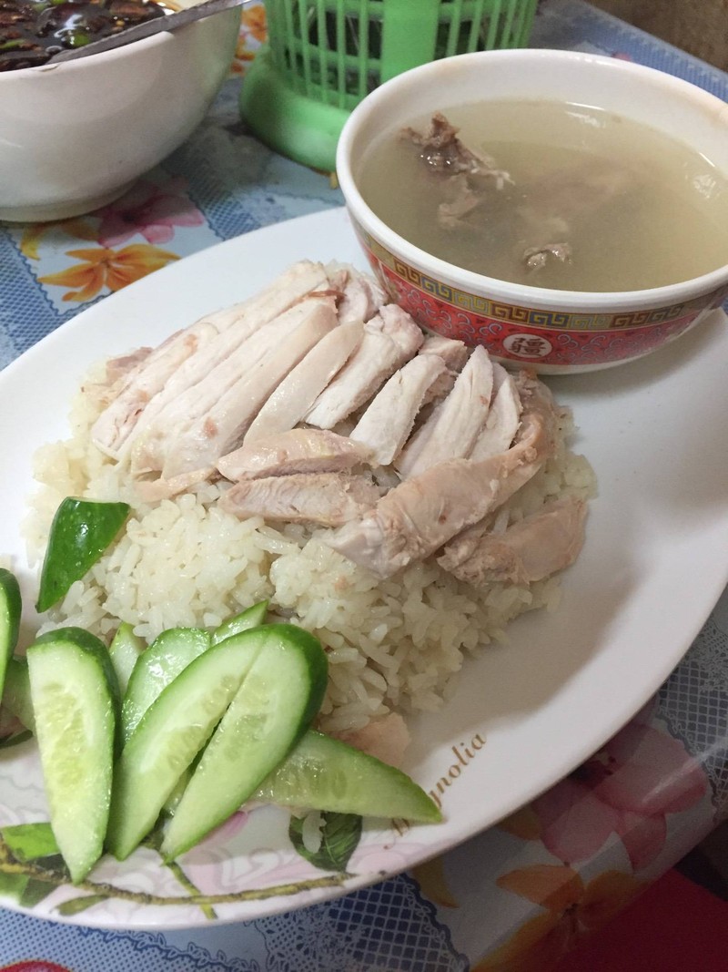 ข้าวมันไก่ไม่หนังพร้อมน้ำซุปถ้วยใหญ่