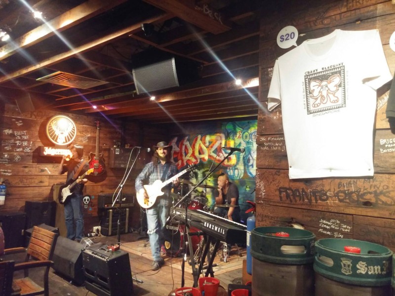 นักร้องหันหน้ามาให้ความร่วมมือดี