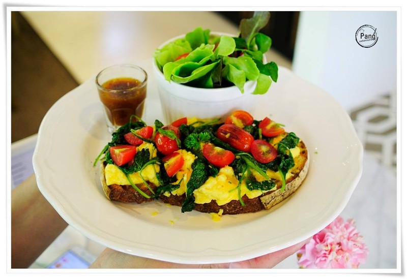 ขนมปังไข่ผักโขม