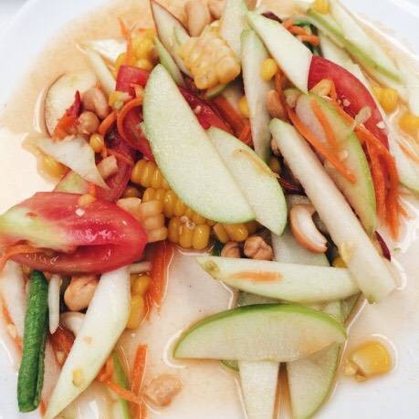 เป็นคนไม่กินส้มตำ แต่อาจารย์สั่งมากินกับเพื่อนๆ คงอร่อยดีแหละ