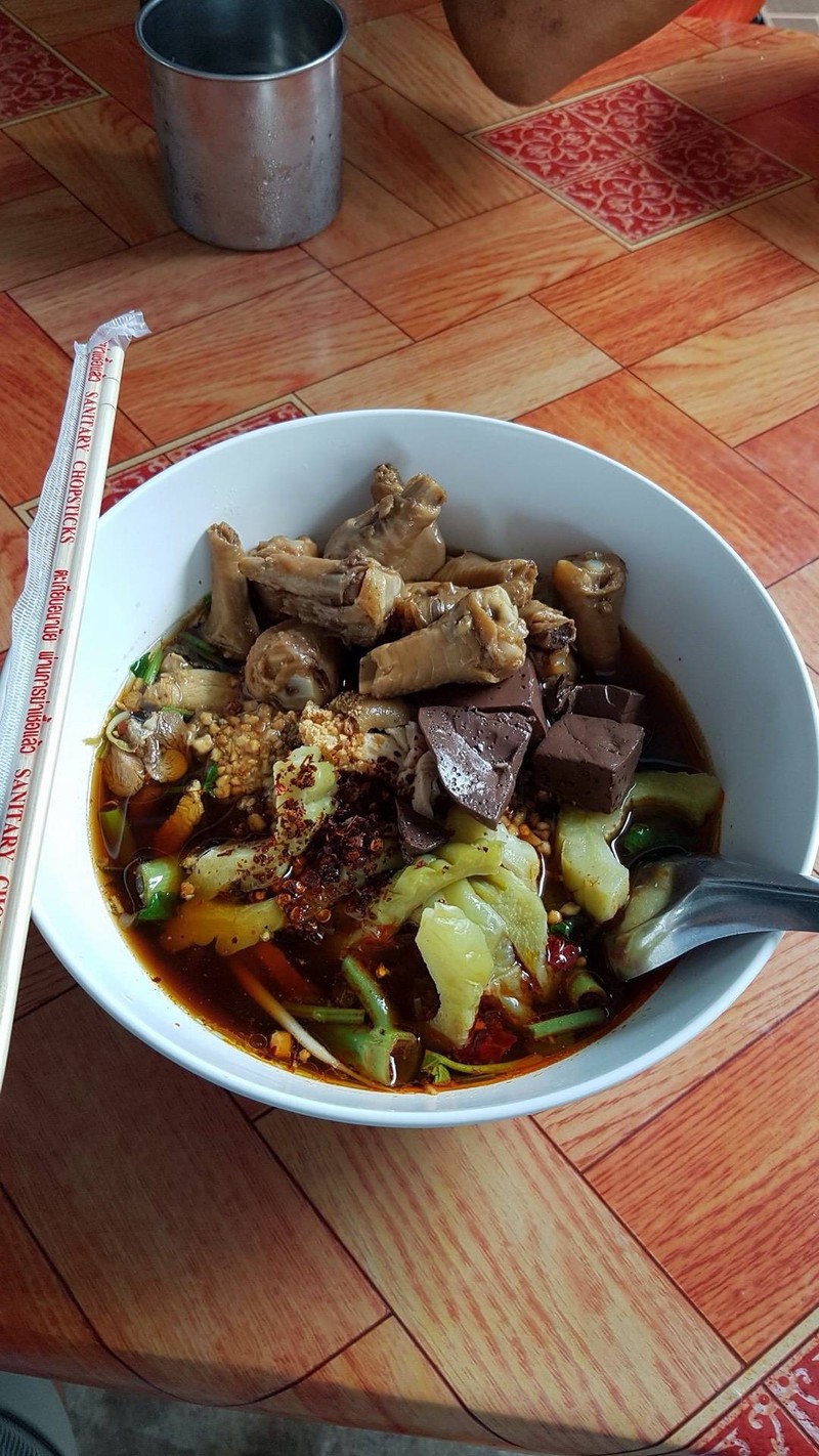 เยอะมากค่ะ ตักแค่พอทานนะคะ เพราะเติมเส้น ตักกินอีกได้ กินไม่หมดจะเสียดายของ