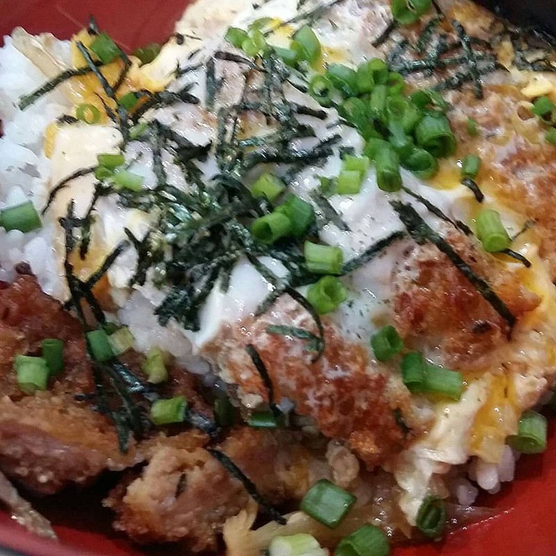 คัตสึด้งหมู อร่อยค่ะ หมูชิ้นใหญ่ดี 😀