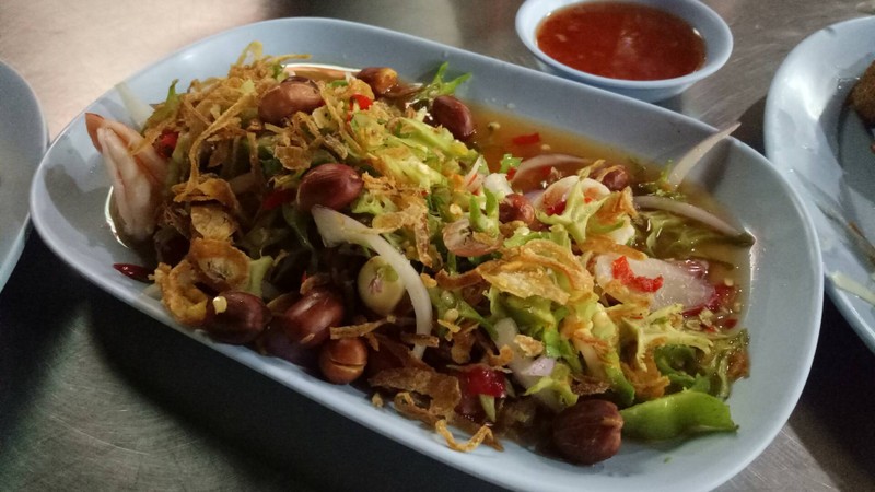 ปกติจะเป็นแบบน้ำข้น แต่อันนี้สั่งแบบน้ำใสมากินก็อร่อยไม่แพ้กัน