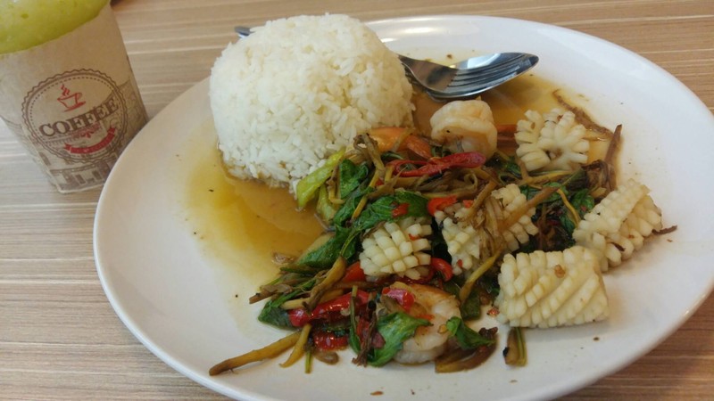 ข้าวราดทะเลผัดฉ่า