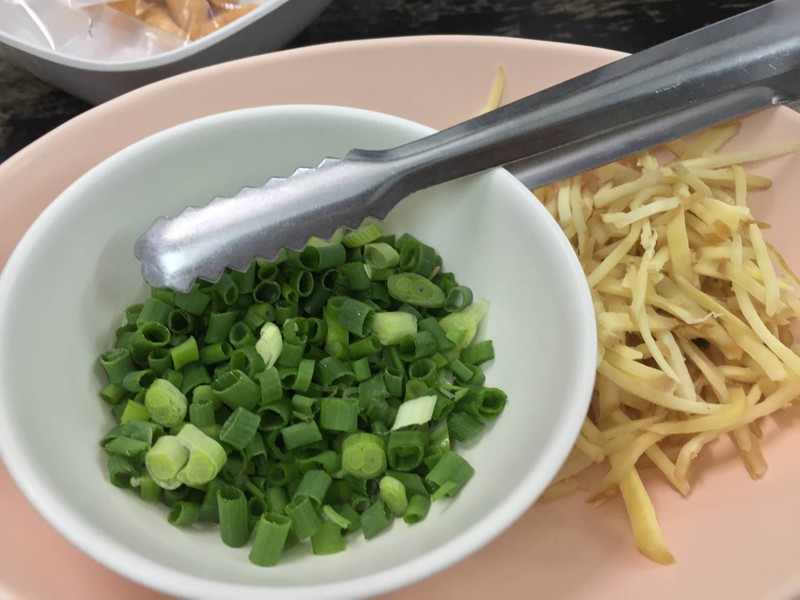 มีผักและขิงให้เติมด้วย :)