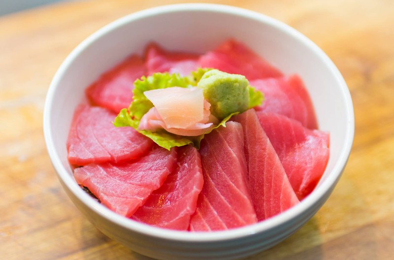 ข้าวหน้าปลาทูน่า อร่อย แน่นชาม