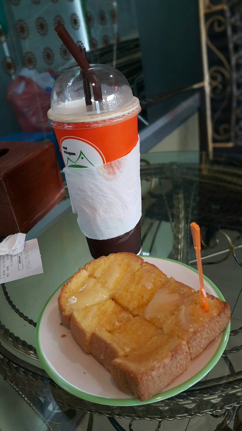 ขนมปังปิ้งทาเนยราดนมข้นหวาน กับespressoปั่น