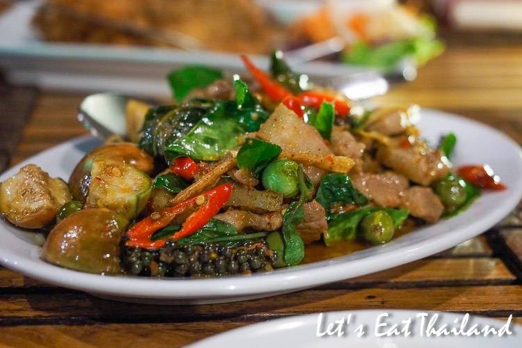 หมูป่าผัดเผ็ด 165 บาท