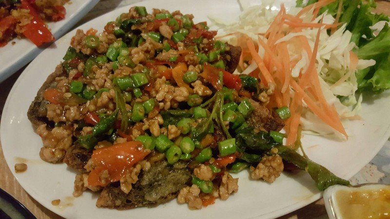 กะเพราไข่เยี่ยวม้า