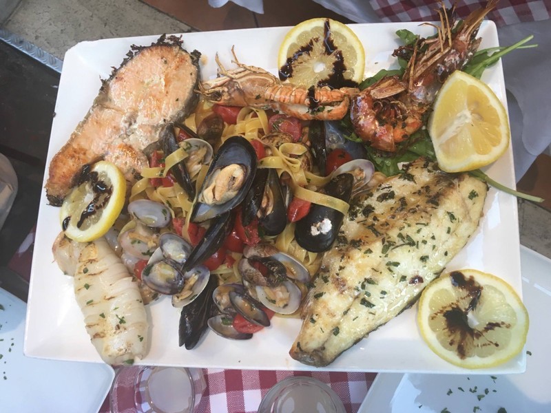 ดูยังไงก็หนักไม่ถึงโล รสชาติก็งั้นๆ แต่จานนี้เกือบสามพันนะคะ