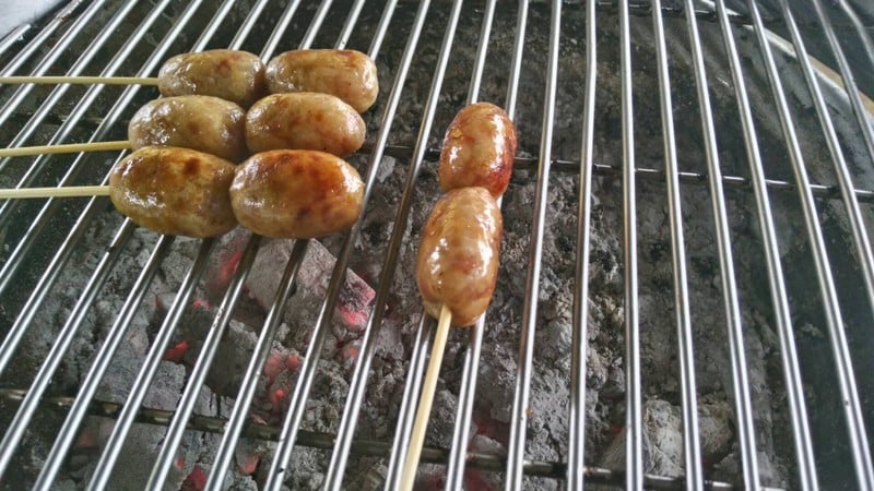 หมูธรรมดา 2 หมูเปรี้ยว 2 ชิมดู ไม้ละ12 บาท 4ไม้=44 บาท