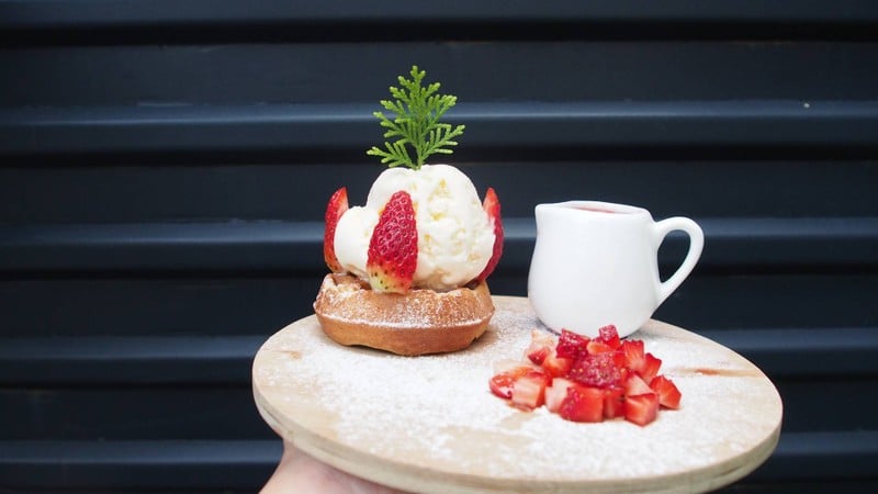 Waffle with Fresh Strawberry