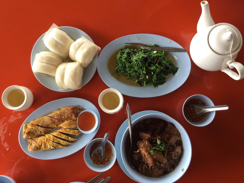 ไข่ม้วน ยอดถั่วลันเตาผัด และน้ำชาร้อน