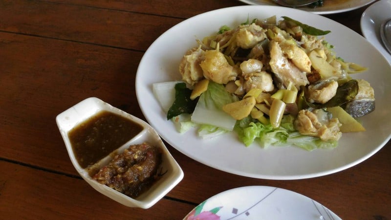 เนื้อ​ปลา​คัง​ หั่น​เป็น​ชิ้น​ๆ​นำ​ไป​ลวก​กับ​สมุนไพร​เพื่อ​ดับ​กลิ่น​คาว​ ทาน​ค