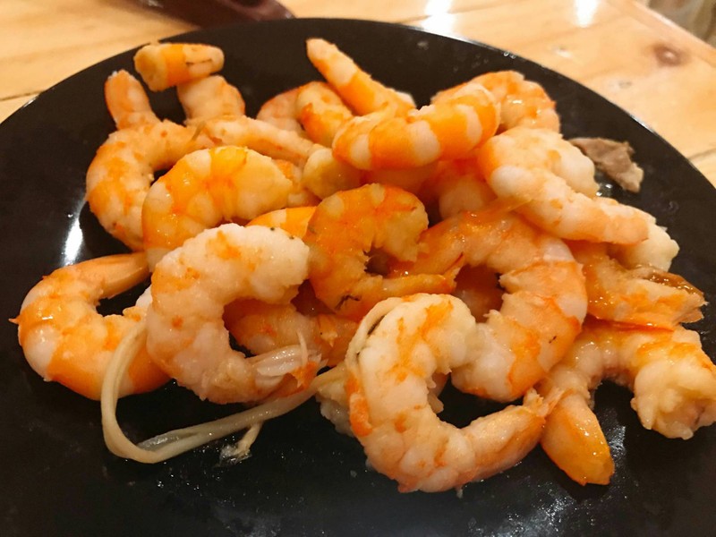 ส่วนนี้จะเป็นเนื้อกุ้ง ที่ผ่านการเอาเปลือกออกแล้วจากคนข้างๆ ><