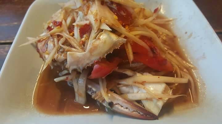 ส้มตำปูม้ารสจัด เส้นมะละกอกรอบๆ