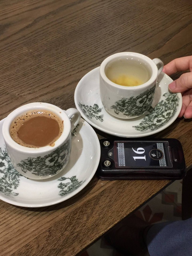 เครื่องดื่มในถ้วยชาโบราณ มาพร้อมเทคโนโลยีในการแรียกแขก 55555