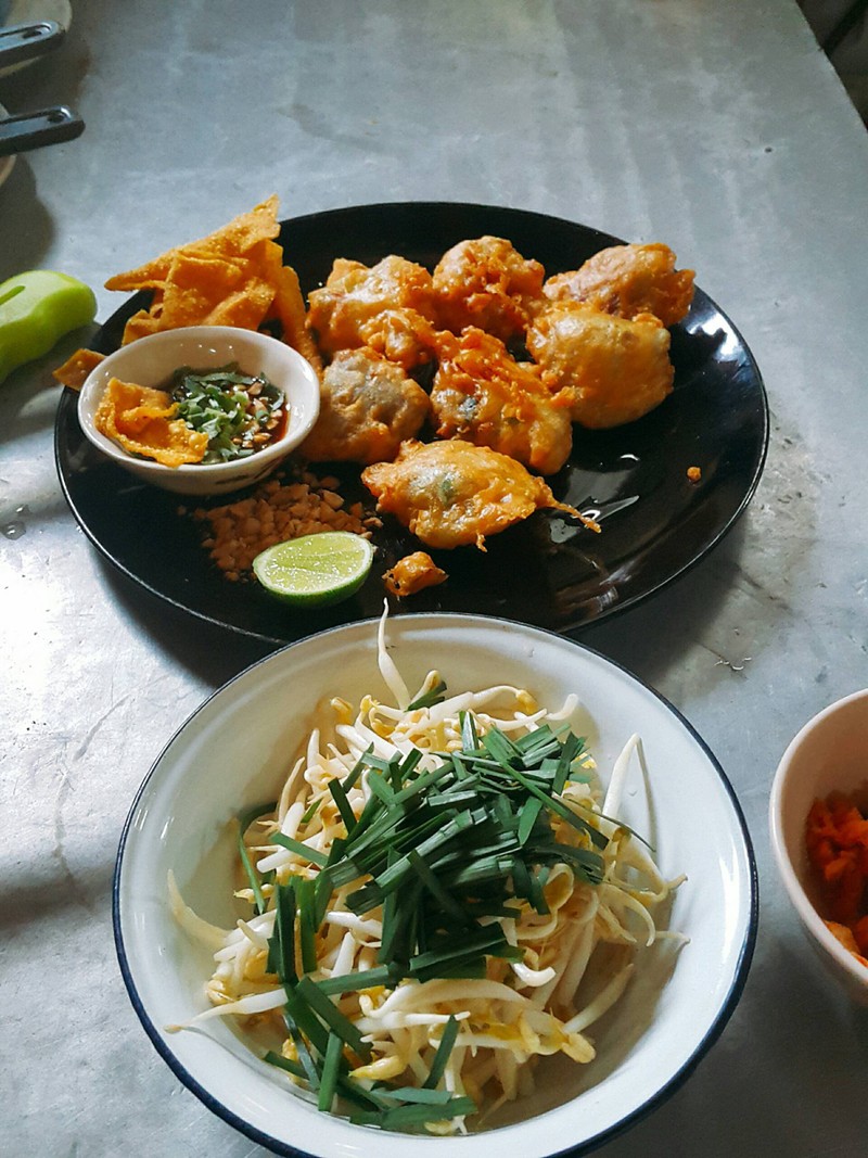 ปากหม้อชุบแป้งทอด. พร้อมเครื่องผัดไทย